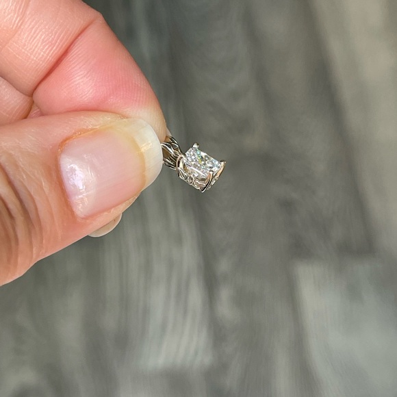 1 Carat Brilliant Diamond and Platinum Engagement Ring - Picture 8 of 9